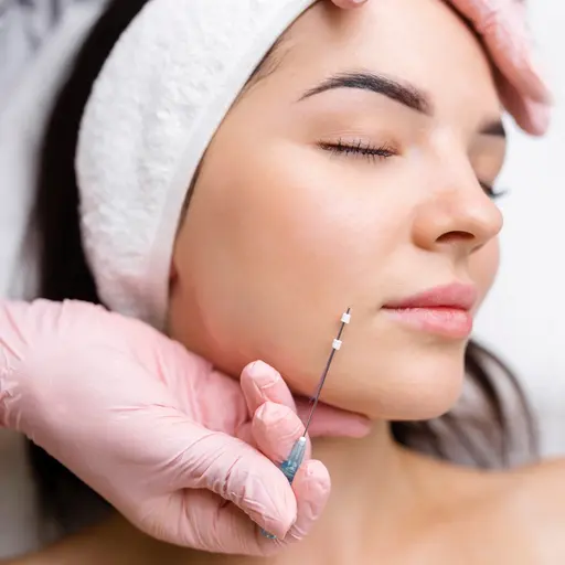 Vorteile des Fadenliftings – Hautstraffung, Konturenlifting und natürliche Kollagenbildung für ein jugendlich-frisches Gesicht